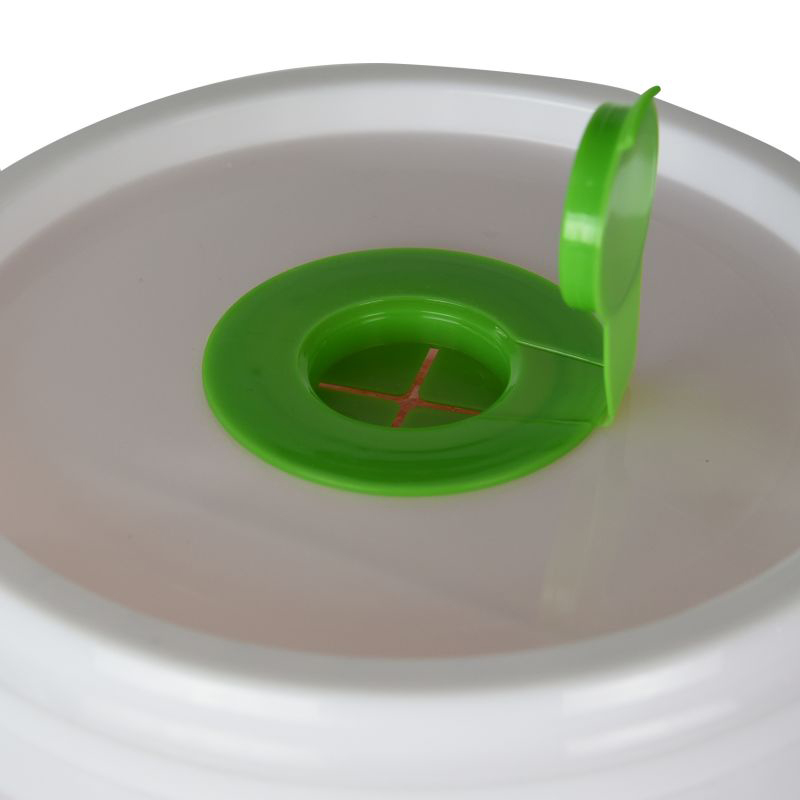 Degreasing and cleaning wipes to remove oil stains from the sink